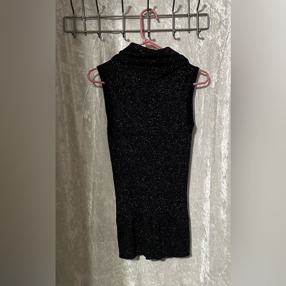 Sleeveless cowl neck pullover - Picture 2 of 2